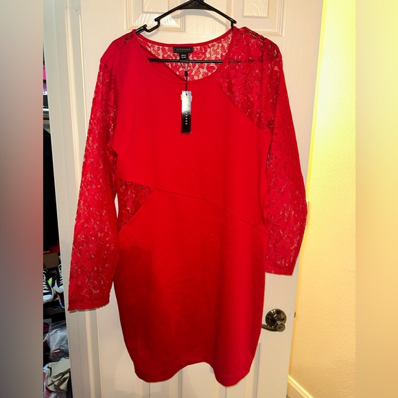 Red Dress - Picture 3 of 4